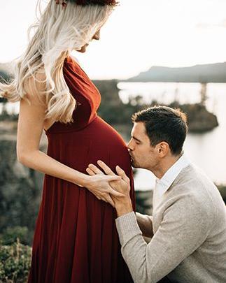 آتلیه ژست عکس بارداری دو نفره
