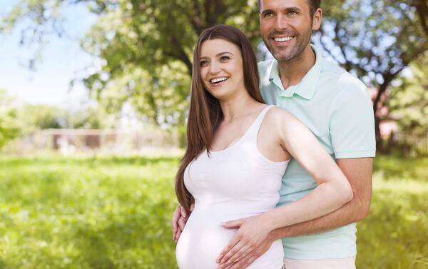 آتلیه ژست عکس بارداری دو نفره