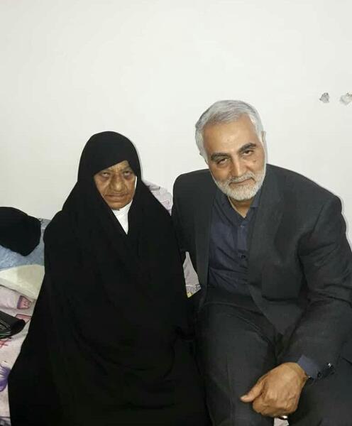 عکس حاج قاسم سلیمانی با مادر