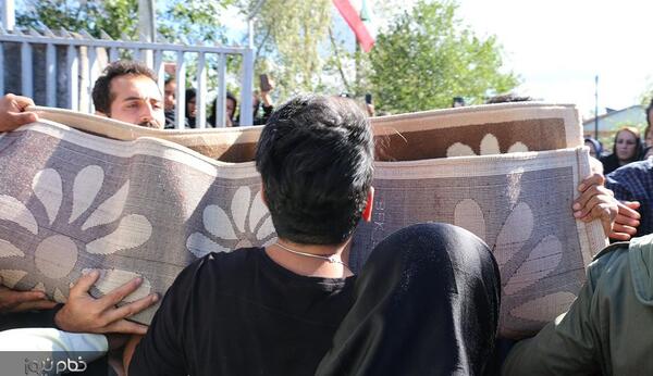 عکس مادر اهورا در مراسم خاکسپاری
