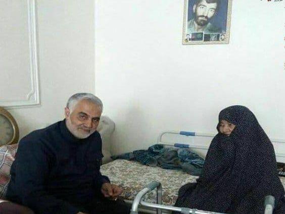 عکس سردار سلیمانی با پدر و مادرش