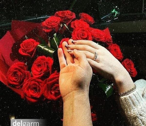 عکس دو نفره با دسته گل