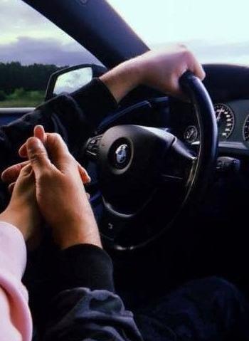 ژست عکس دو نفره در ماشین