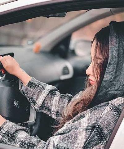 ژست عکس دو نفره در ماشین