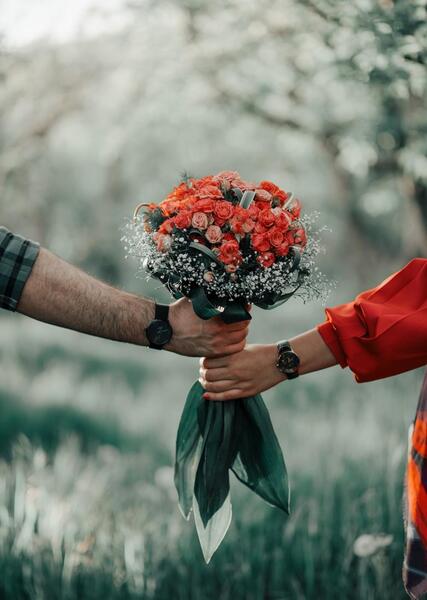 عکس دونفره با گل نرگس