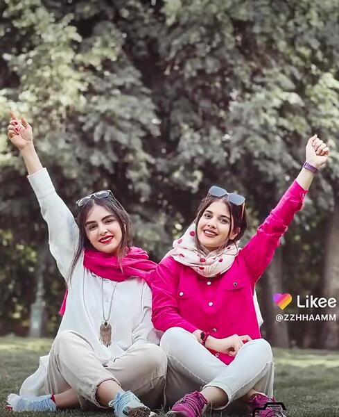 ژست عکس دونفره با دوست صمیمی