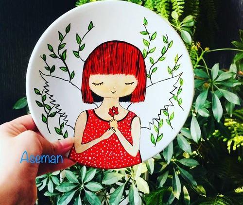 عکس نقاشی دخترانه روی بشقاب سفالی