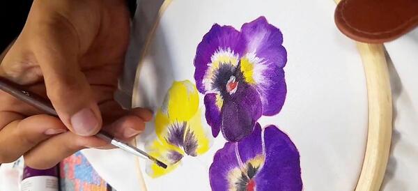 عکس نقاشی گل بنفشه روی پارچه