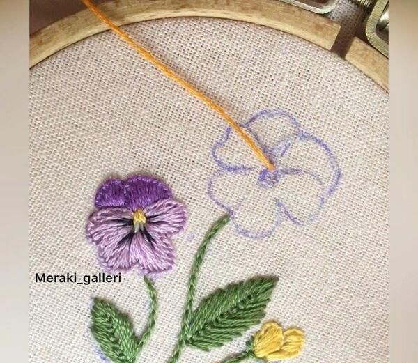 عکس نقاشی گل بنفشه روی پارچه