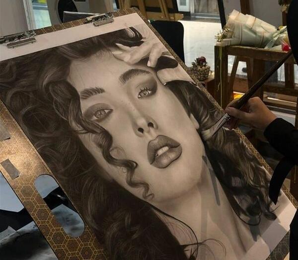 عکس مدل نقاشی سیاه قلم هایپر رئال