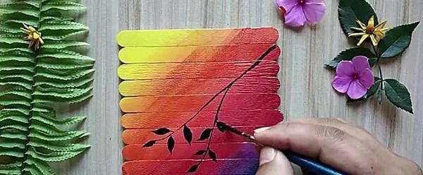 عکس نقاشی کودکانه روی چوب