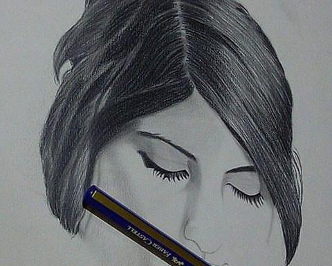 عکس نقاشی صورت دخترانه روی کاغذ