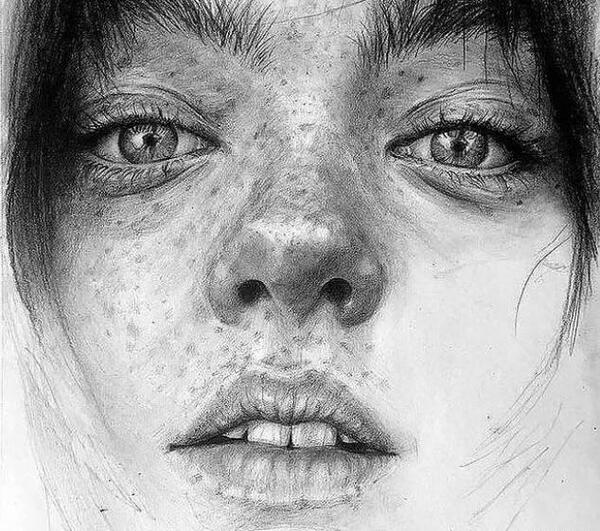 عکس نقاشی صورت دخترانه روی کاغذ