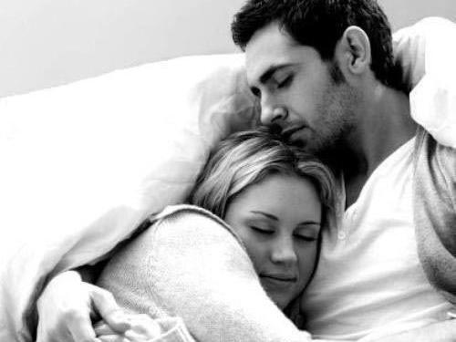 عکس خوابیدن بغل همسر عاشقانه