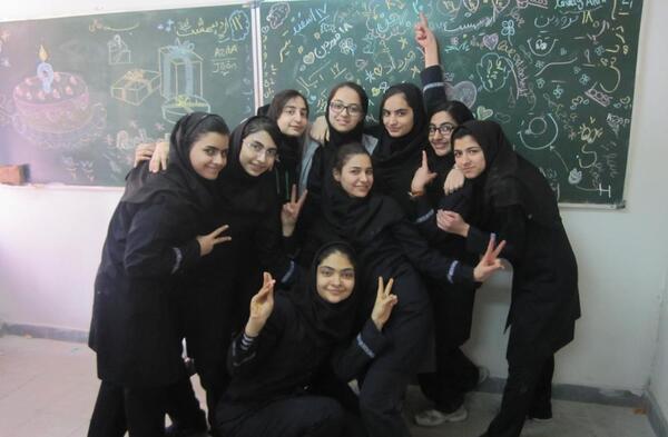 عکس کلاس دبیرستان دخترانه