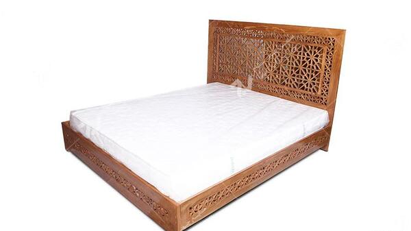 عکس تخت خواب چوبی قدیمی