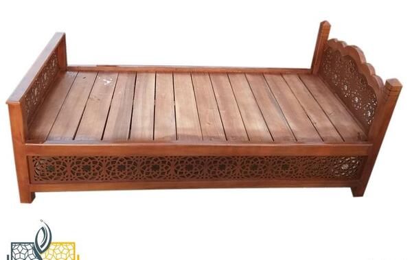 عکس تخت خواب چوبی قدیمی