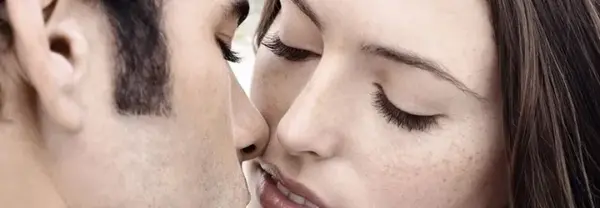 عکس بوسه در خواب لب