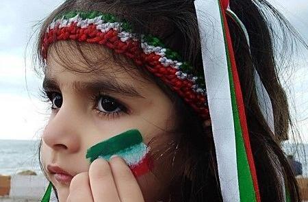 عکس پرچم ایران روی دست کودکان