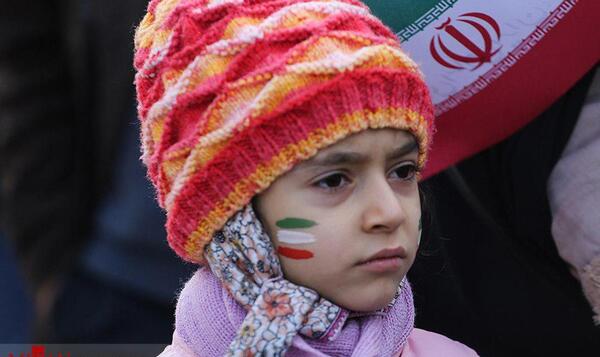 عکس پرچم ایران روی دست کودکان