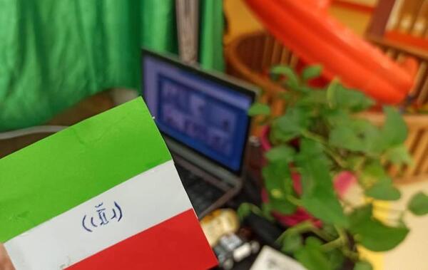 عکس پرچم ایران روی دست کودکان