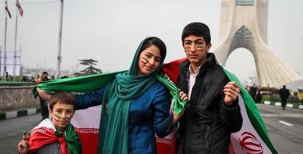 عکس پرچم ایران روی دست کودکان
