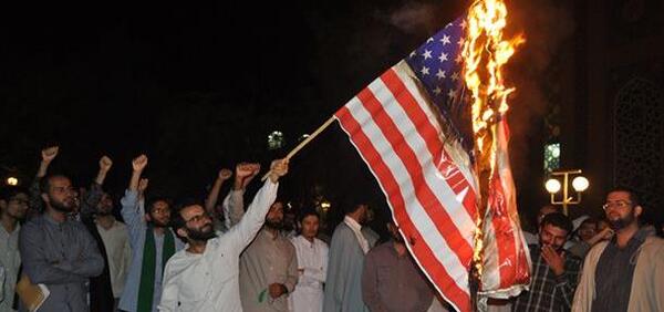 عکس سوزاندن پرچم آمریکا