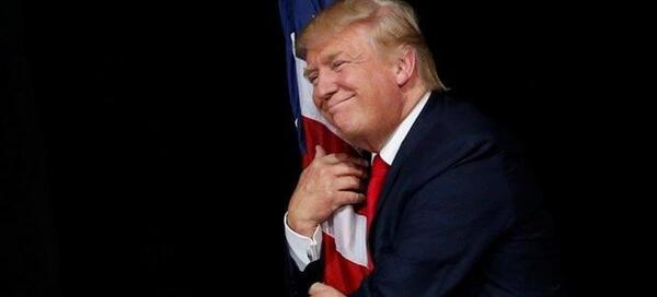 عکس ترامپ با پرچم آمریکا