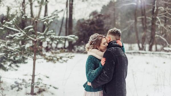 ژست عکس برفی عاشقانه