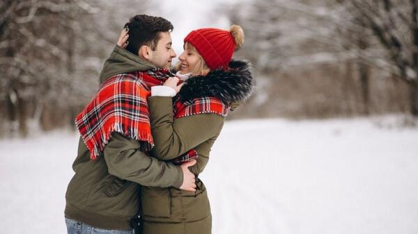 ژست عکس برفی عاشقانه