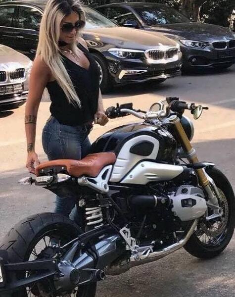 ژست عکس با موتور دخترونه