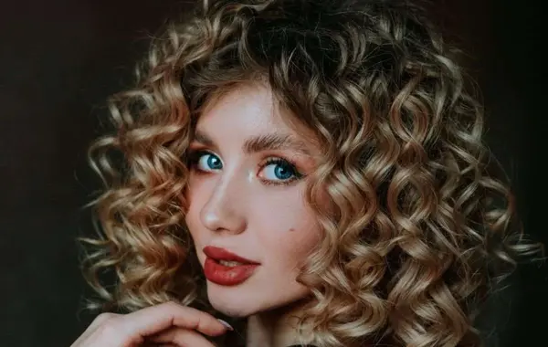 ژست عکس مو فرفری