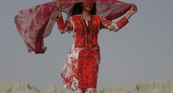 ژست عکس با لباس بلوچی
