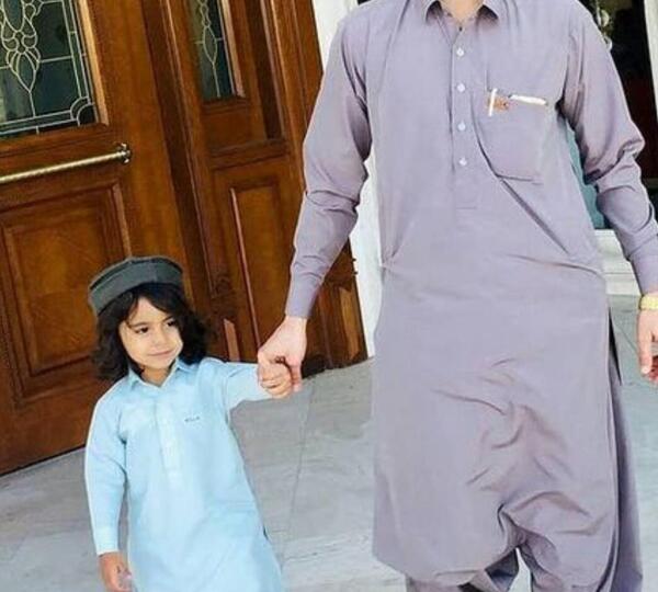 ژست عکس با لباس بلوچی