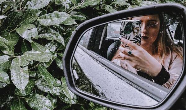 ژست عکس با آینه ماشین