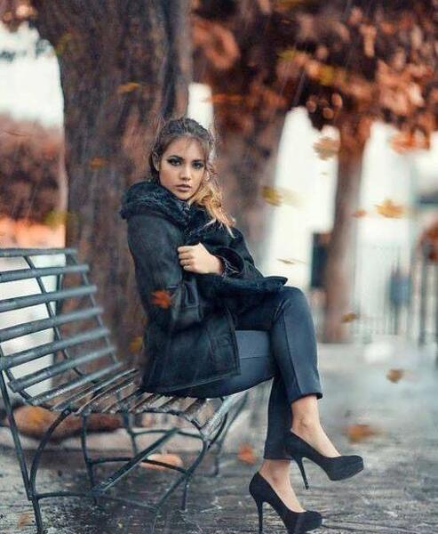 ژست عکس با صندلی پارک