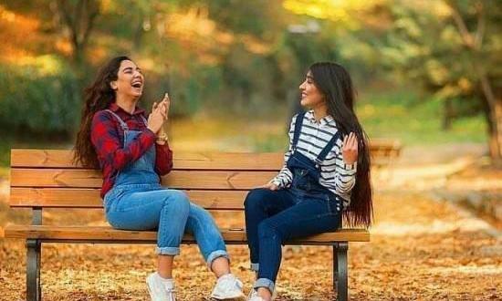 ژست عکس با صندلی پارک