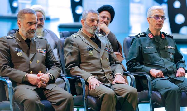 ژست عکس با لباس رزمی
