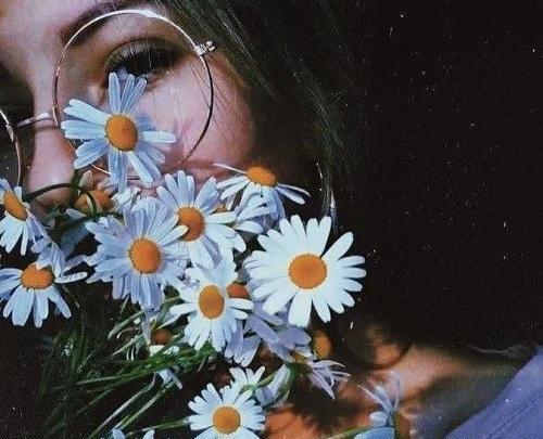 ژست عکس با گل بابونه