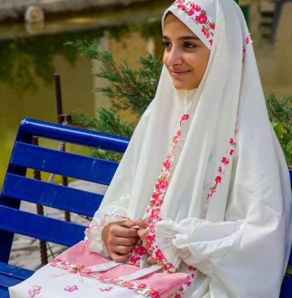 ژست عکس با چادر نماز