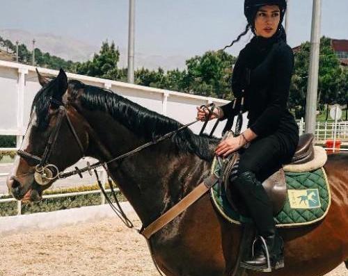 ژست عکس دختر با اسب