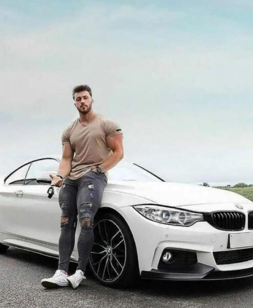 ژست عکس با ماشین شاسی