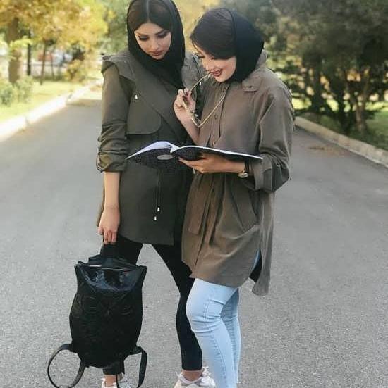 ژست عکس در مدرسه دخترانه