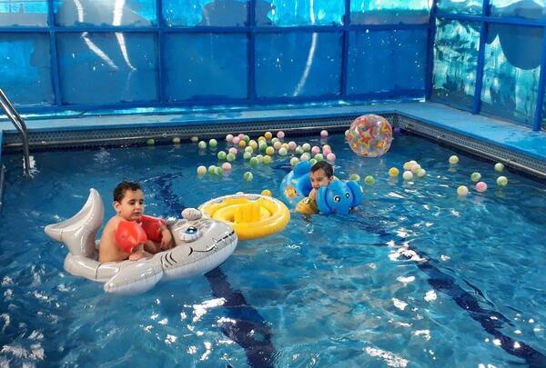 عکس کلاس شنای بچه گانه