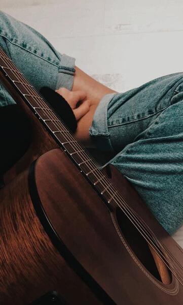 ژست عکس با گیتار پسرانه