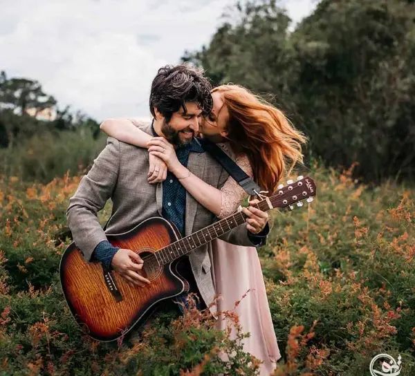 ژست عکس با گیتار پسرانه