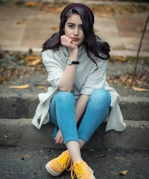 ژست عکس نشسته جلوی آینه