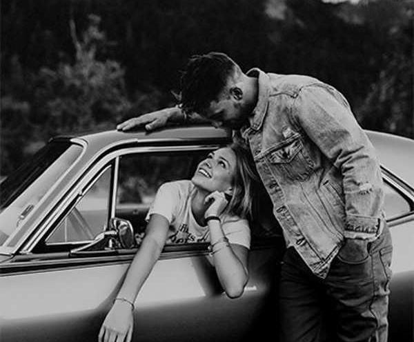 ژست عکس دونفره کنار ماشین
