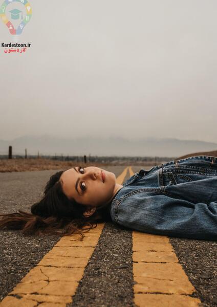 ژست عکس روی پله برقی