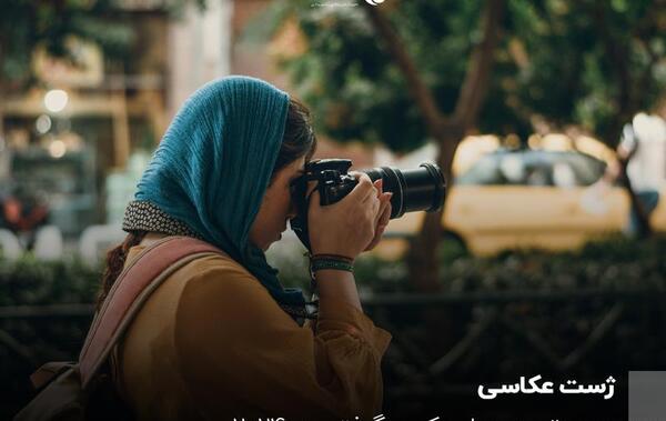ژست عکس روی پله برقی